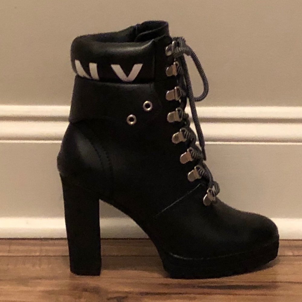 NWOT DKNY New York Leather Combat Boots Size 6